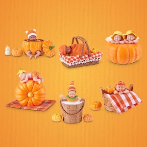 Peut inclure: Une collection de six figurines miniatures de bébés dans diverses positions, portant des bonnets et des tenues, nichés dans des citrouilles orange, des paniers en osier et des couvertures à carreaux, avec de petites citrouilles décoratives.