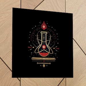 Könnte beinhalten: Schwarzer quadratischer Kunstdruck mit einer stilisierten Illustration eines Laborflaschens. Die Flasche ist gold und rot, mit einem kreisförmigen Design in der Mitte. Der Hintergrund ist schwarz, mit goldenen und roten Akzenten, einschließlich Punkten und Linien.