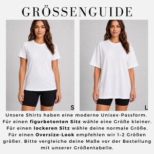 May include: A size guide graphic featuring two white t-shirts and black shorts. The left side shows a fitted shirt labeled S, and the right side shows a loose shirt labeled L. The text GR&Ouml;SSENGUIDE and German instructions are included below the images.
