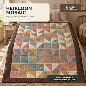 Puede incluir: Una colcha con un patrón de mosaico de triángulos de medio cuadrado en telas florales y de cuadros vichy en tonos apagados de rosa, azul, verde y amarillo, bordeada por un marco marrón oscuro. El texto dice Heirloom Mosaic Beginner HST Quilt Pattern 137 x 168 cm.