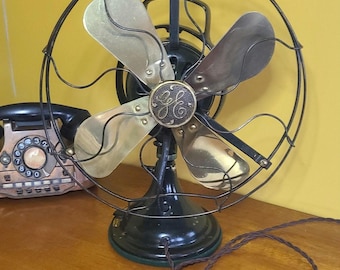 Ventilador de escritorio oscilante con aspas de latón de 12" de General Electric (GE), Cat. #75423, circa 1924.
