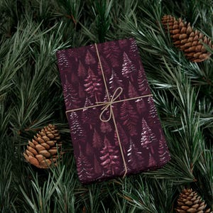 Rotolo di carta da regalo Crimson Pinescape - Bellissima carta da regalo per feste, Natale, compleanni - Carta da regalo Burgundy Winter Grove