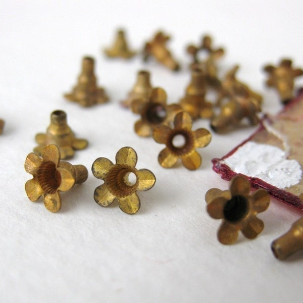 Vintage Bead Caps Brass Flowers Metal Tiny Patina Finding 5 to 6mm vfd0078 (18)