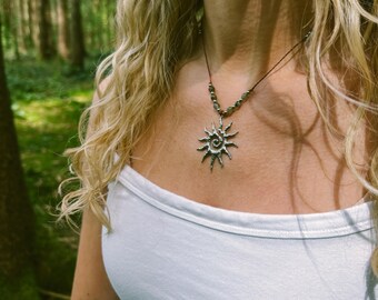 Necklace •Sun• with labradorite beads, delicate boho sun design in silver and brown