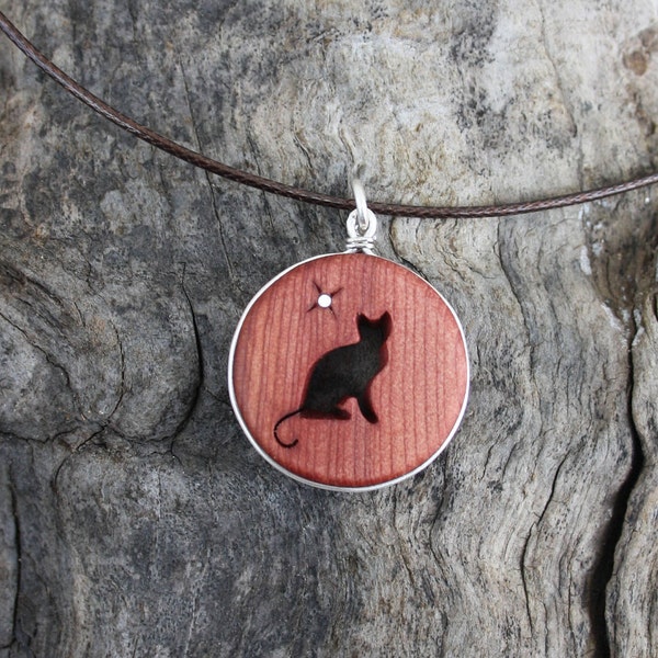 Collier de charme de chat en bois, pendentif irlandais sculpté à la main de chat noir de bois d’if, cadeau pour l’amour de chat, bijoux uniques de chat, collier de chaton