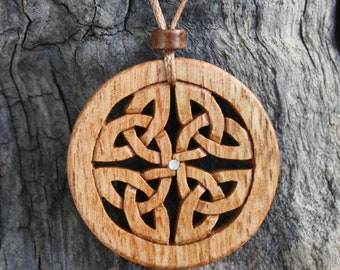 Keltische hanger met Dara-knoop: handgesneden kastanjekleurige Keltische ketting uit Ierland