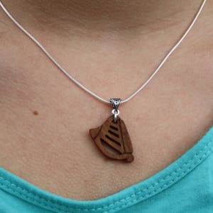 Ierse harphanger, unieke Keltische harpketting met de hand gesneden op iepenhout, Keltisch-Ierse sieraden handgemaakt in Ierland