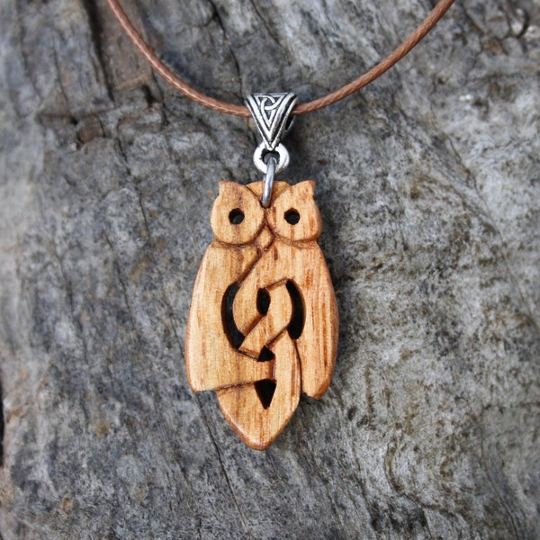 Collana di gufo celtico scolpita nel castagno irlandese, piccolo ciondolo di legno, regalo unico di gioielli celtici del gufo del fienile, fatta a mano in Irlanda