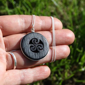 Colgante de triple espiral de roble de pantano irlandés tallado a mano, collar celta de madera de pantano de 5000 años de antigüedad, regalo de madera mística único de Irlanda