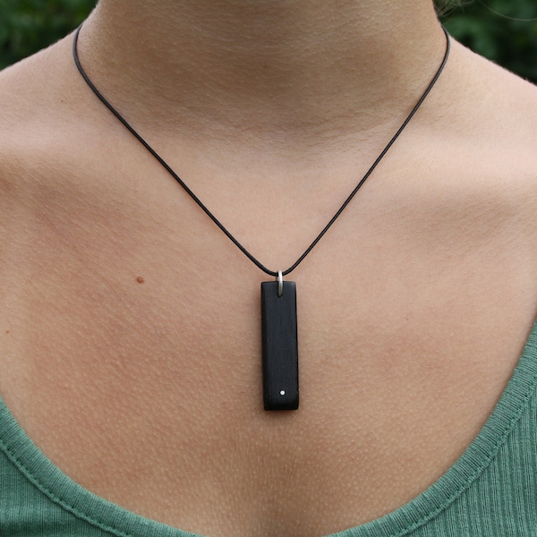 Colgante de roble de pantano tallado a mano hace 5000 años con incrustaciones de plata de ley, antiguo collar irlandés de madera de pantano. Aranceles de EE. UU. incluidos en el envío.