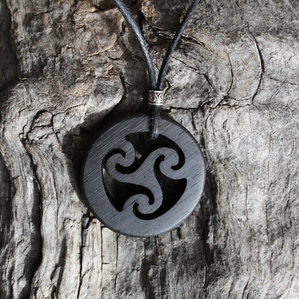 Collier triskel celtique en bois d’ébène, pendentif triple spirale sculpté à la main, cadeau unique pour hommes, bijoux druides celtiques fabriqués en Irlande