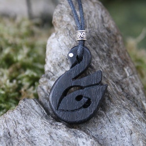Collar celta de cisne de roble de pantano irlandés de 5000 años de antigüedad, colgante de cisne celta pequeño tallado a mano, regalo de amor irlandés de Irlanda, recuerdo de Galway
