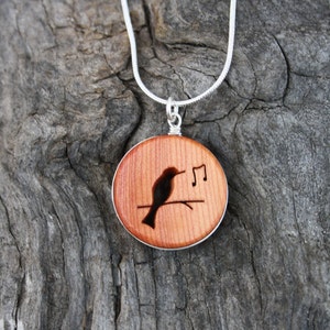 Handgesneden houten zangvogelhanger, Ierse taxushout merelketting, cadeau voor vogelliefhebbers, cadeau voor muziekliefhebbers, houten vogelsieraden