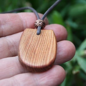 6000 jaar oude Ierse veenketting: met de hand gesneden hanger van oeroude moeras