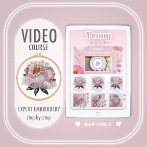 Könnte beinhalten: Ein Videokurs über Experten-Stickerei, der eine Nahaufnahme einer rosafarbenen Pfingstrosenbrosche mit runden und Saatperlen zeigt. Der Kurs trägt den Titel "Pfingstrosenbrosche" und beinhaltet eine Schritt-für-Schritt-Anleitung mit Video-Tutorials. Der Text "Sofortiger Download" wird auf dem Bildschirm angezeigt.