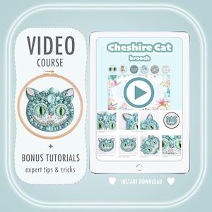 Könnte beinhalten: Der Bildschirm eines digitalen Tablets zeigt einen Videokurs, wie man eine Cheshire-Katzen-Brosche herstellt. Der Kurs beinhaltet Bonus-Tutorials mit Expertentipps und Tricks. Das Bild zeigt auch eine Nahaufnahme der fertigen Brosche, die mit Perlen und Strasssteinen verziert ist.