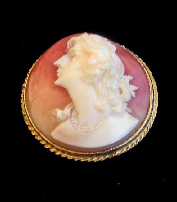 Vintage CAMEO brooch high relief Beautiful lady pr