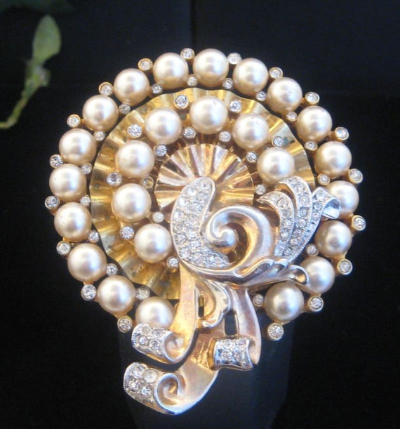 Vintage Brooch Designer faux Pearls and Rhineston… - image 3