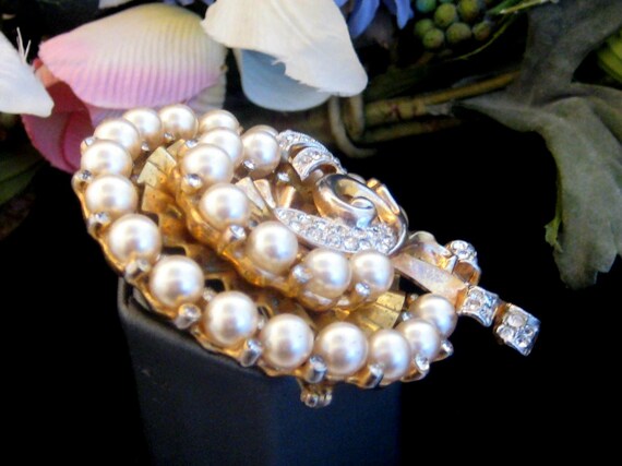 Vintage Brooch Designer faux Pearls and Rhineston… - image 4