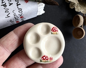 Handmade & handpainted toadstool. Ceramic mini Watercolour paint Palette. Mixing tray. Portable travel Pallet. Gift for artists