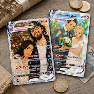 Könnte beinhalten: Zwei personalisierte Sammelkarten mit Anime-Illustrationen von Paaren. Die linke Karte mit dem Titel Erstes Date VMAX zeigt ein Paar mit deutschem Text. Die rechte Karte mit dem Titel Wedding Day VMAX zeigt ein Paar in Hochzeitskleidung mit englischem Text.