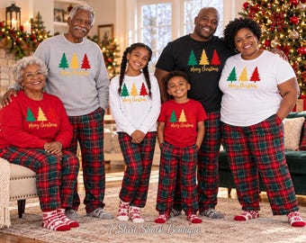Camiseta con árbol de Navidad brillante, pijamas familiares a juego en rojo, dorado y verde.