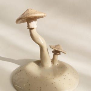 Handmade Mushroom Jewelry Dish – Unique ceramic jewelry holder, nature-inspired aesthetic home decor, trinket holder, gift, Goblincore