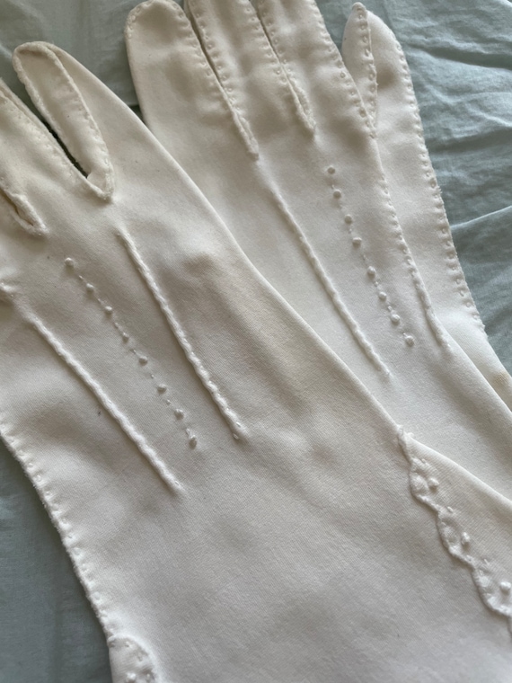 Vintage white mid-length gloves