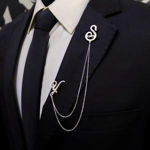 Pin de solapa con cadena de letras en plata de ley 925 / Joyería de boda y compromiso para hombres / Accesorio para un día especial