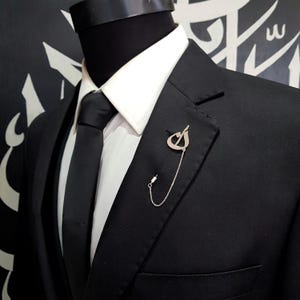 Pin de solapa de cadena con letra doble árabe en plata de 925 k