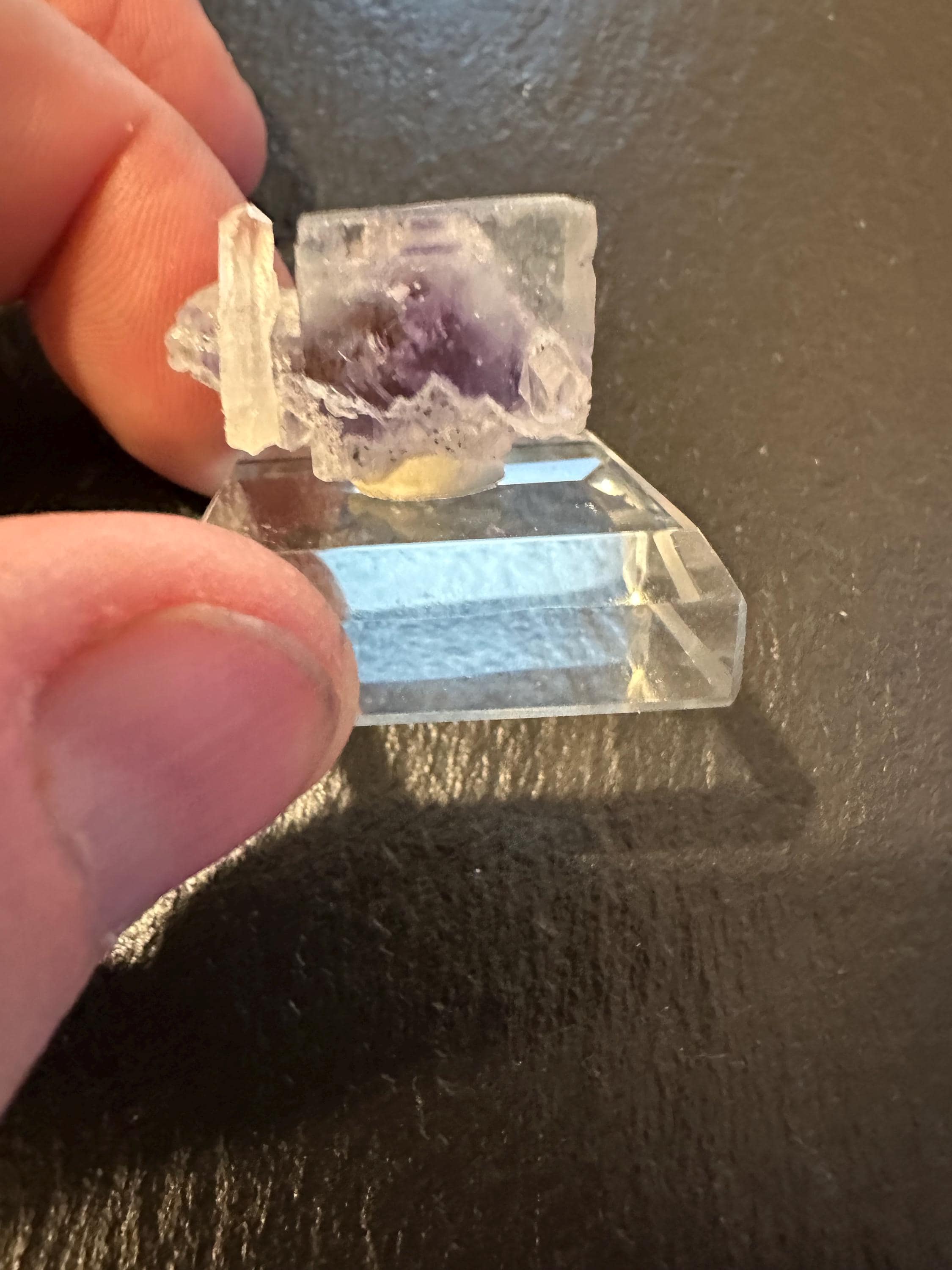 Yaogangxian 'YGX' フローライト クリア キューブ。内側と横に紫色の