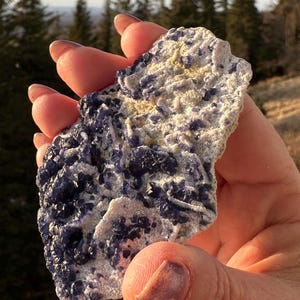 Fluorita de arándano sobre cuarzo vela ~ Mina Huanggangliang, Mongolia Interior, China ~ 65 g