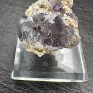 Grappe de cubes violet clair en fluorite Yaogangxian « YGX » sur matrice