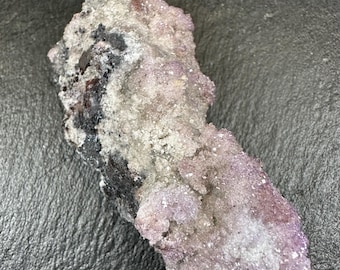PIROLUCITA con FLUORITA ~ Nuevo descubrimiento ~ UV rojo y amarillo ~ Mina El Potosí, Santa Eulalia, Chihuahua, México ~ 98,1 g ~
