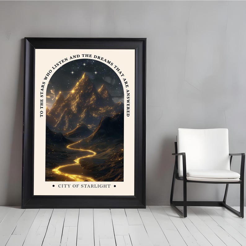 Puede incluir: Impresi&oacute;n art&iacute;stica enmarcada que presenta un paisaje monta&ntilde;oso iluminado con luz dorada, con el texto "TO THE STARS WHO LISTEN AND THE DREAMS THAT ARE ANSWERED" y "CITY OF STARLIGHT." La obra est&aacute; en un marco negro.