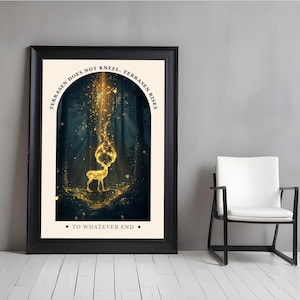 Puede incluir: Impresi&oacute;n art&iacute;stica enmarcada que presenta un ciervo dorado con cuernos brillantes en una escena de bosque. La obra incluye el texto "TERRASEN DOES NOT KNEEL. TERRASEN RISES" y "TO WHATEVER END" en un marco negro.