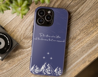 Könnte beinhalten: Marineblaue Handyhülle mit einem Bergketten-Design und dem Text "To the stars who listen and the dreams that are answered". Die Hülle hat eine glänzende Oberfläche.
