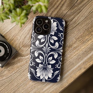 Diseño de William Morris, estampado floral vintage, estilo Arts and Crafts, funda clásica con diseño artístico, inspirada en la naturaleza, funda para teléfono con diseño floral cottagecore oscuro.