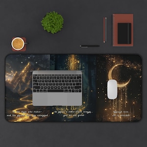 Puede incluir: Una alfombrilla de escritorio rectangular con una ilustraci&oacute;n celestial oscura de monta&ntilde;as, un bosque y una luna creciente con detalles de luz dorada. El texto dice: "the stars who listen&mdash;and the dreams that are answered" y "through love, all is possible."