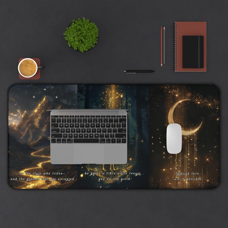 Puede incluir: Una alfombrilla de escritorio rectangular con una ilustraci&oacute;n celestial oscura de monta&ntilde;as, un bosque y una luna creciente con detalles de luz dorada. El texto dice: "the stars who listen&mdash;and the dreams that are answered" y "through love, all is possible."