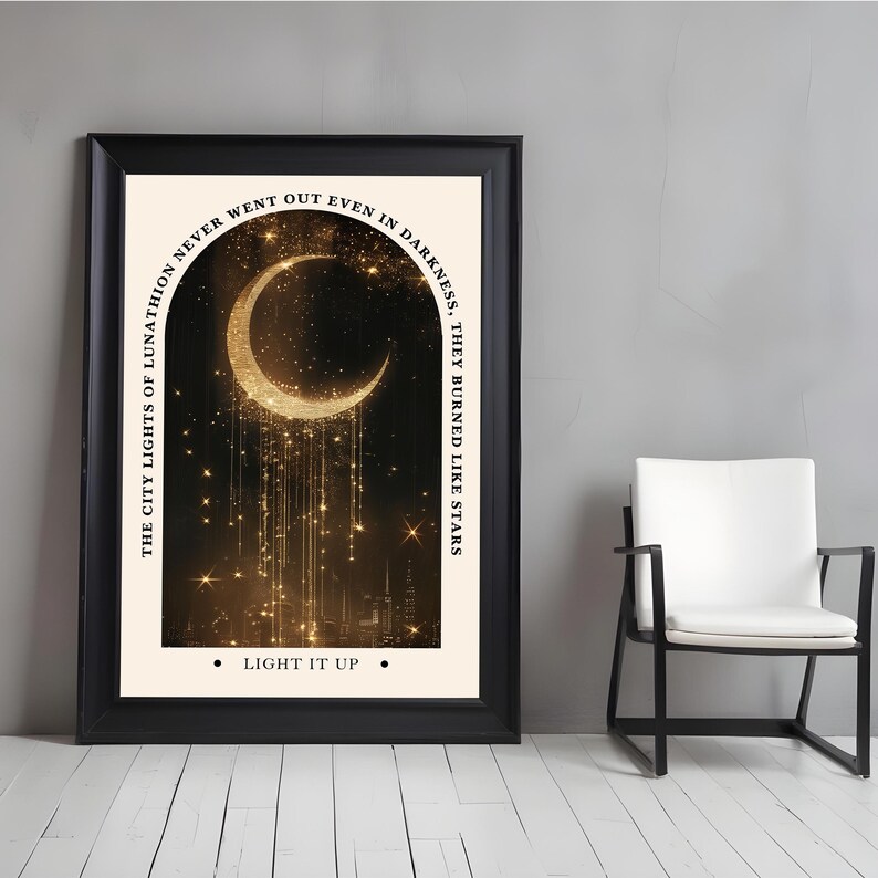 Puede incluir: Impresi&oacute;n art&iacute;stica enmarcada en negro con una luna creciente dorada sobre un fondo de cielo estrellado. El texto dice: "Las luces de la ciudad de Lunathion nunca se apagaron, ni siquiera en la oscuridad, ardieron como estrellas. Enci&eacute;ndelo."