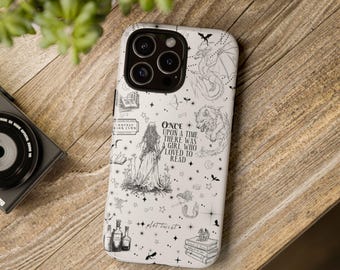 Peut inclure: Une coque de smartphone blanche ornée d'illustrations au trait noir représentant une fille, un dragon, un loup, des livres et des étoiles. Le texte indique : Once upon a time there was a girl who loved to read, et plot twist. Design fantastique.