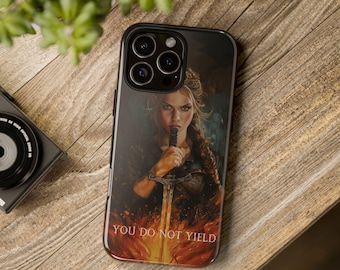 Peut inclure: Une coque de téléphone noire avec un fond de feu et une femme tenant une épée. Le texte "YOU DO NOT YIELD" est imprimé sur la coque.