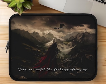 Laptophoes geïnspireerd op Manon Blackbeak: beschermende laptophoes met heksen-, fantasy- en boekenthema.