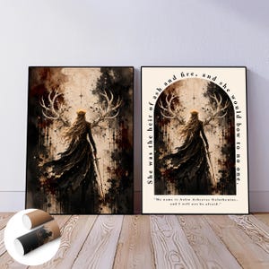 Puede incluir: Dos láminas rectangulares de pared con una figura con grandes astas, una corona y una espada, sobre un fondo abstracto oscuro. La lámina de la derecha incluye el texto: She was the heir of ash and fire, and she would bow to no one.