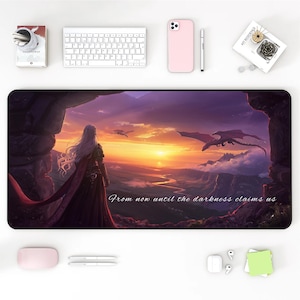 Könnte beinhalten: Rechteckige Schreibtischunterlage mit einer Fantasy-Landschaft, einer Frau in einem langen Kleid und Drachen. Der Text "From now until the darkness claims us" ist auf der Unterlage zu sehen.