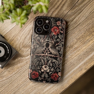 Diseño de William Morris, estampado floral vintage, estilo Arts and Crafts, funda clásica con diseño artístico, inspirada en la naturaleza, funda para teléfono con diseño floral cottagecore oscuro.