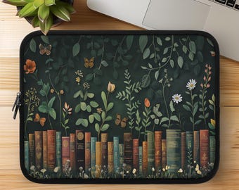 Puede incluir: Una funda negra para portátil con un diseño botánico de mariposas, flores y follaje. La parte inferior de la funda muestra una fila de libros antiguos. Una cremallera plateada recorre el lado izquierdo. Un portátil y una planta están en el fondo.