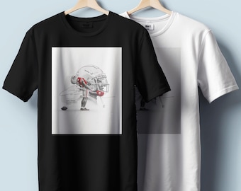 Könnte beinhalten: Schwarz-weißes T-Shirt mit einer Grafik eines Footballspielers mit Helm. Die Grafik ist eine detaillierte Skizze mit roten Akzenten. Ein weißes T-Shirt mit der gleichen Grafik ist ebenfalls sichtbar.