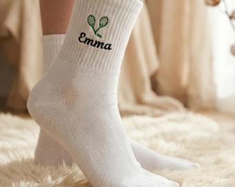 Calcetines de tenis con nombre personalizado, calcetines bordados personalizados, diseño de raqueta de tenis, regalo para tenistas, calcetines negros deportivos.